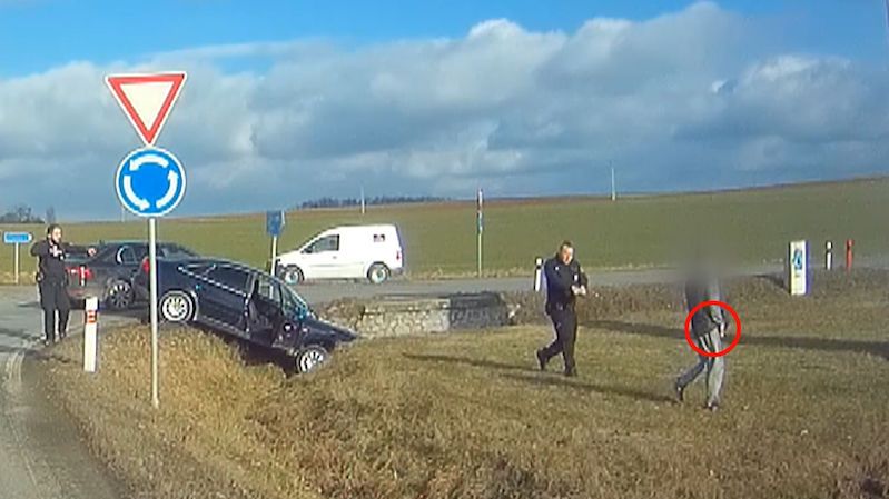 Řidič uháněl před policií na Znojemsku až 140 km/h, auto zapíchl u objezdu